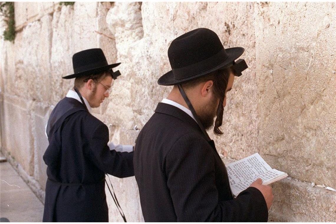 Gott Jahwe hat Israel nach jüdischem Glauben zu seinem auserwählten Volk bestimmt. Die Gläubigen folgen Gottes Ruf, indem sie sein ewiges Gesetz des Fastens und Ruhens am Versöhnungstag Jom Kippur befolgen.