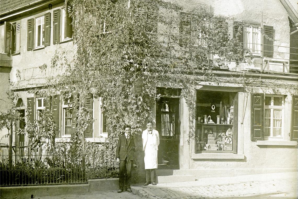 Ein Herrenfriseur mit Puppenklinik Gotthilf Kübler (rechts) vor seinem Friseurgeschäft um 1910.