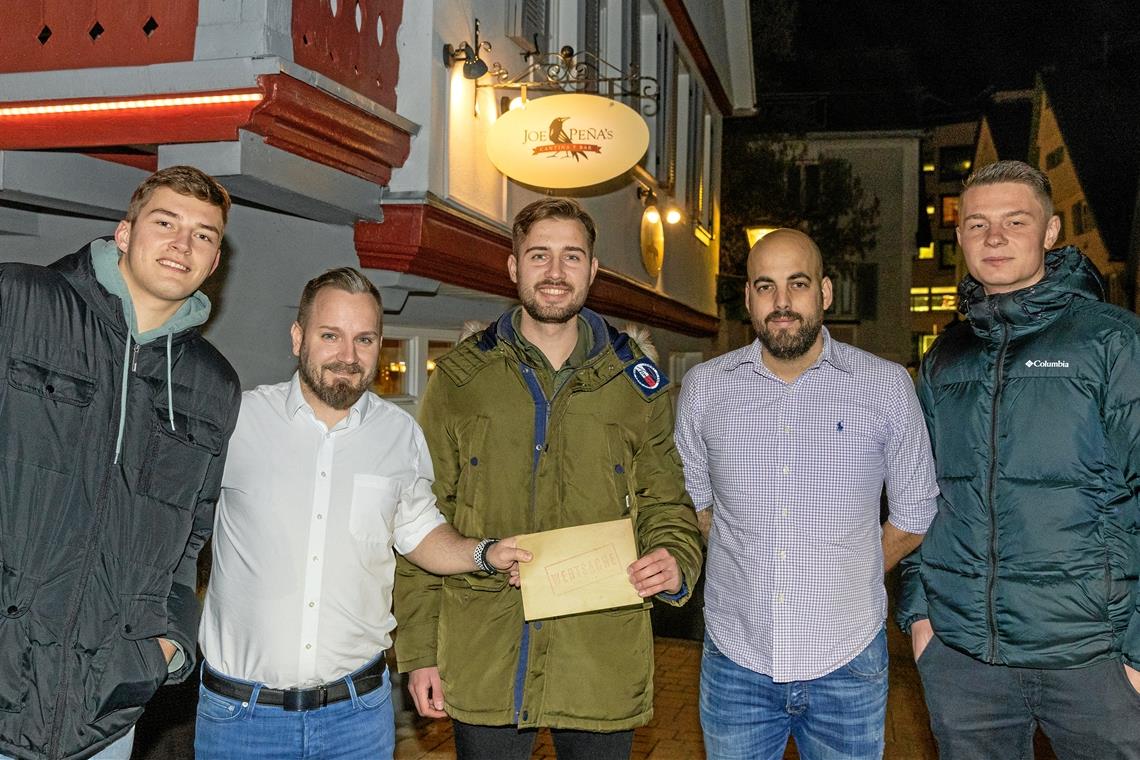 Gountoulas Athanasios (Zweiter von links) und Hrisowalantis Befikis (Zweiter von rechts) vom mexikanischen Restaurant übergaben an die Backnanger Tipper Timo Dorn (links), Rene Wieczorek (Mitte) und Levente Pir den Gutschein. Bei der Preisübergabe war Christoph Dorn verhindert. Foto Alexander Becher