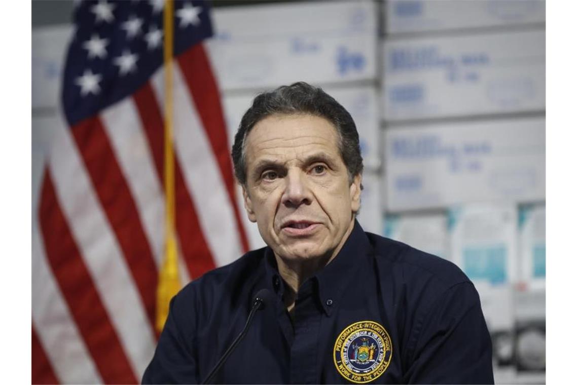 New Yorks Gouverneur Cuomo wird Hoffnungsträger in der Krise Gouverneur Andrew Cuomo während einer Pressekonferenz in New York. Foto: John Minchillo/AP/dpa