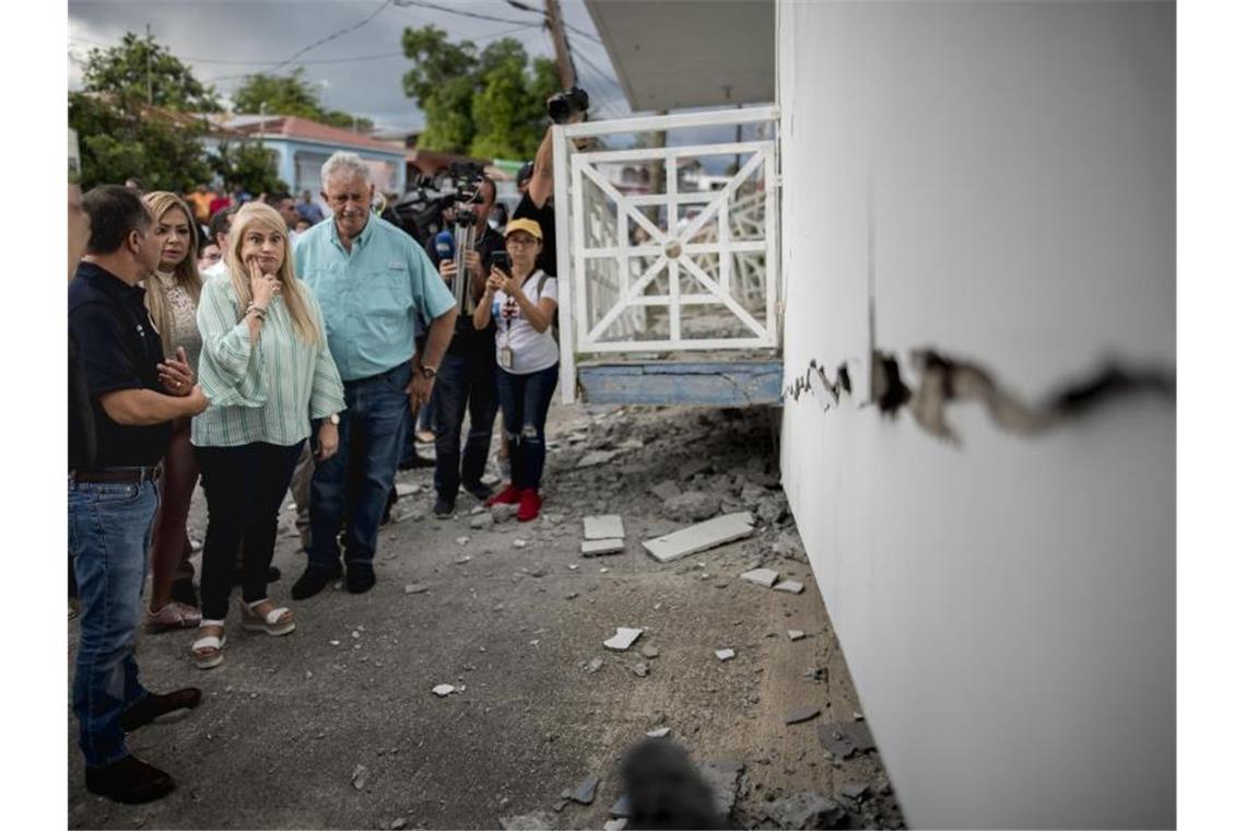 Schwere Erdbeben erschüttern Karibikinsel Puerto Rico Gouverneurin Wanda Vazquez inspiziert ein vom Erdbeben beschädigtes Haus in Guanica. Foto: Carlos Giusti/AP/dpa