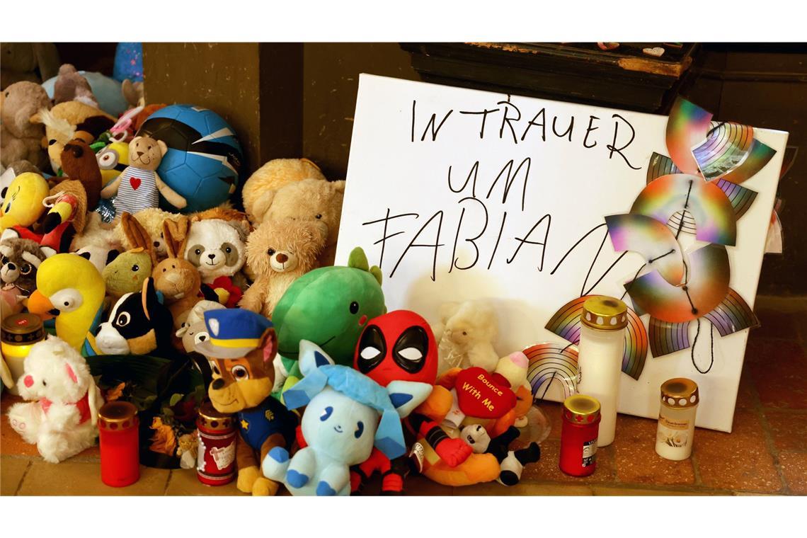 Grablichter und Plüschtiere im Gedenken an den getöteten achtjährigen Fabian. Der Anwalt der  festgenommenen Tatverdächtigen will die Entlassung seiner Mandantin erwirken (Archivfoto).