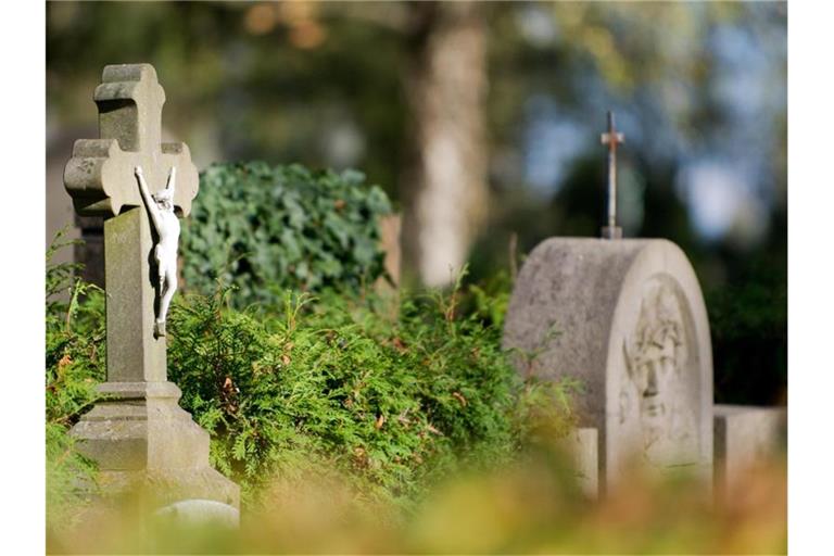 Grabsteine stehen auf einem Friedhof. Foto: picture alliance / dpa/Archivbild