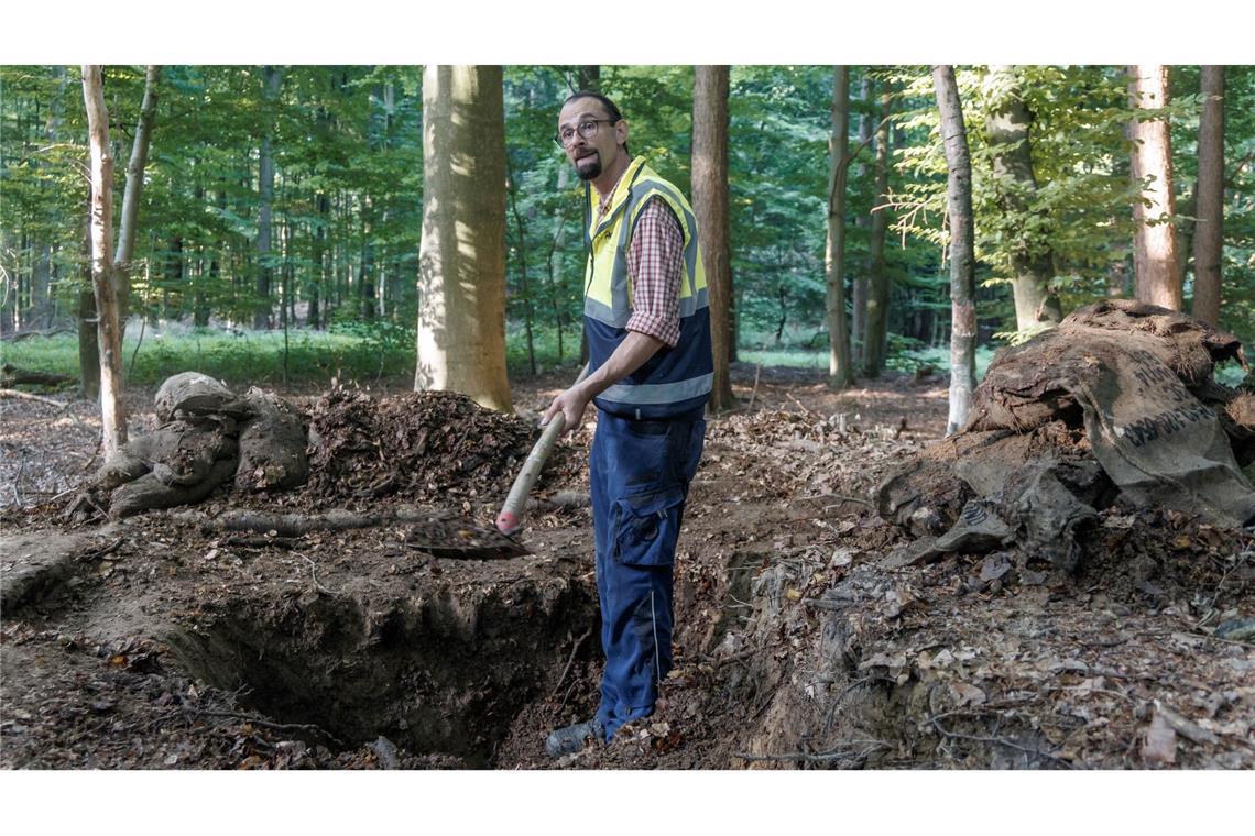 Grabungsleiter Christoph Unglaub sagt, das Denkmal sei zum Teil zerstört worden.