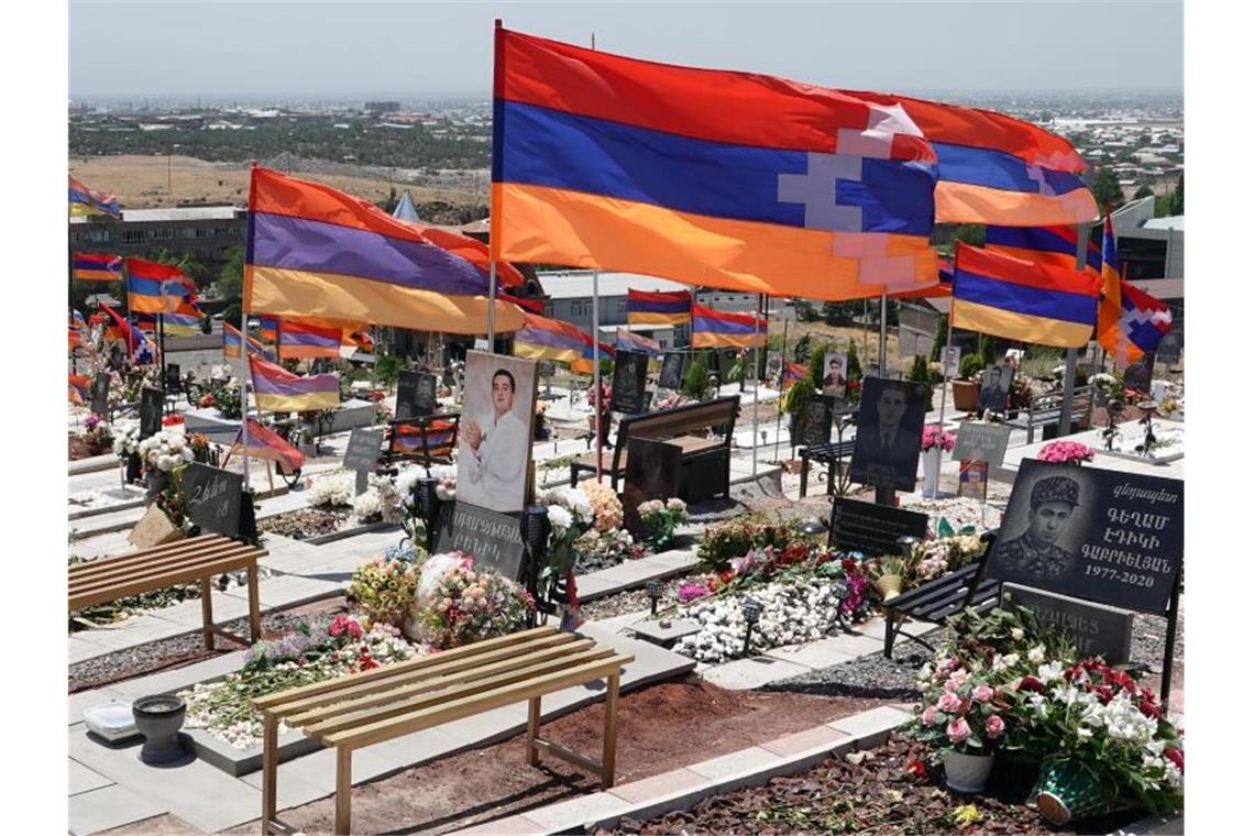 Gräber von armenischen Soldaten, die im Herbst im Krieg mit Aserbaidschan um die Konfliktregion Berg-Karabach gestorben sind, auf einem Militärfriedhof in Eriwan. Foto: Ulf Mauder/dpa