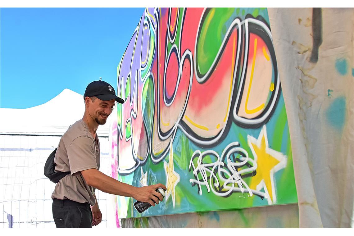 Graffiti-Künstler verschönern den Platz an der Elektrobühne.
