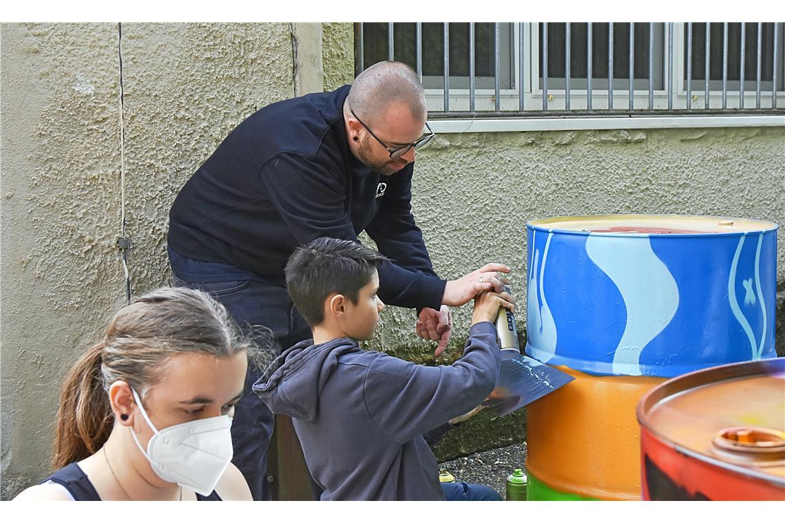 Graffiti-Workshop von ADKRU aus Backnang im Murrpott: Thomas Idler erklärt einem...