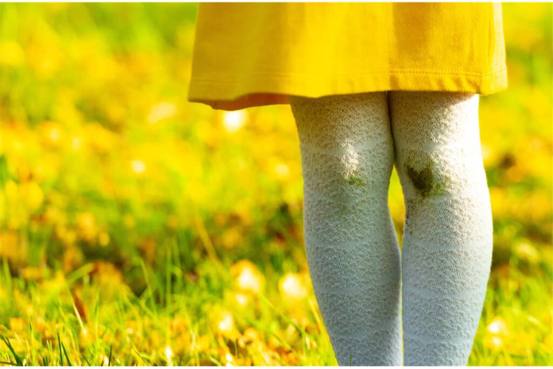 Grasflecken entfernen leicht gemacht. Hier finden Sie 9 effektive Tipps und Hausmittel, um Grasflecken aus Jeans, Schuhen und anderen Textilien schonend zu beseitigen.