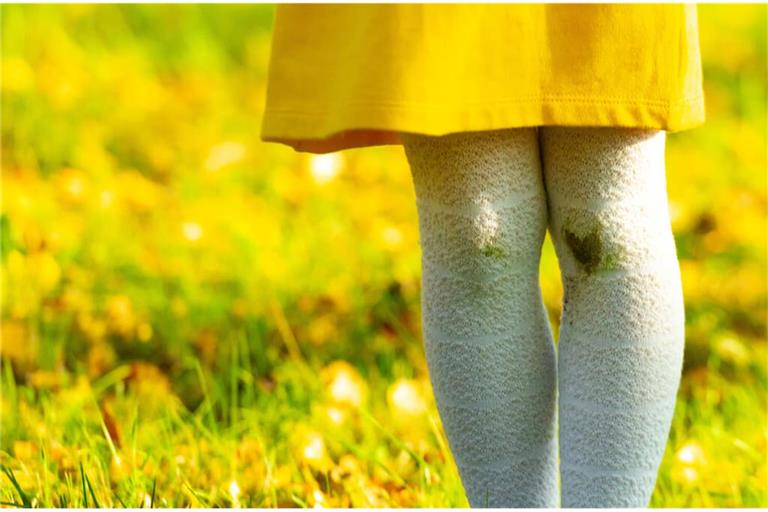 Grasflecken entfernen leicht gemacht. Hier finden Sie 9 effektive Tipps und Hausmittel, um Grasflecken aus Jeans, Schuhen und anderen Textilien schonend zu beseitigen.