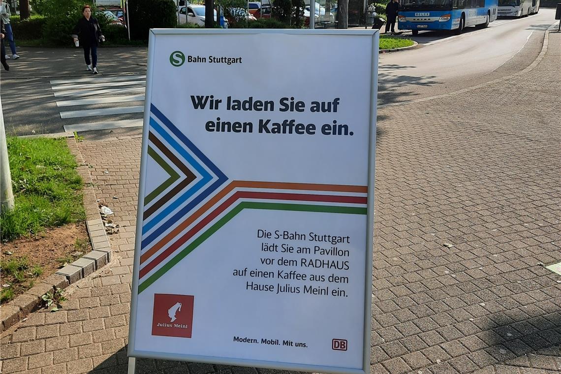 Ersatzbusse im Berufsverkehr: Kein Chaos, aber Luft nach oben Gratis-Snacks und Kaffee sollen die Laune der Fahrgäste heben.