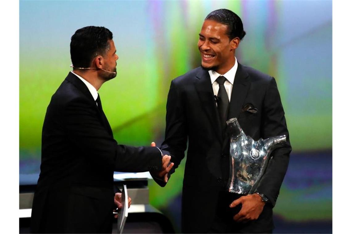 Gratulation für Europas Fußballer des Jahres: Der Niederländer Virgil van Dijk (r) vom FC Liverpool. Foto: Daniel Cole/AP