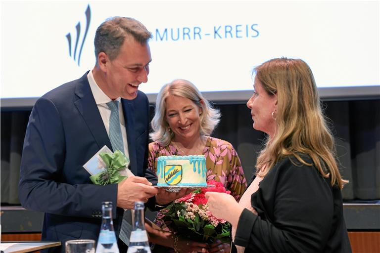 Gratulation zur Wahl: Grünen-Kreisrätin Christine Besa überreicht Richard Sigel und seiner Frau Nina eine Rems-Murr-Torte.Foto: Benjamin Büttner