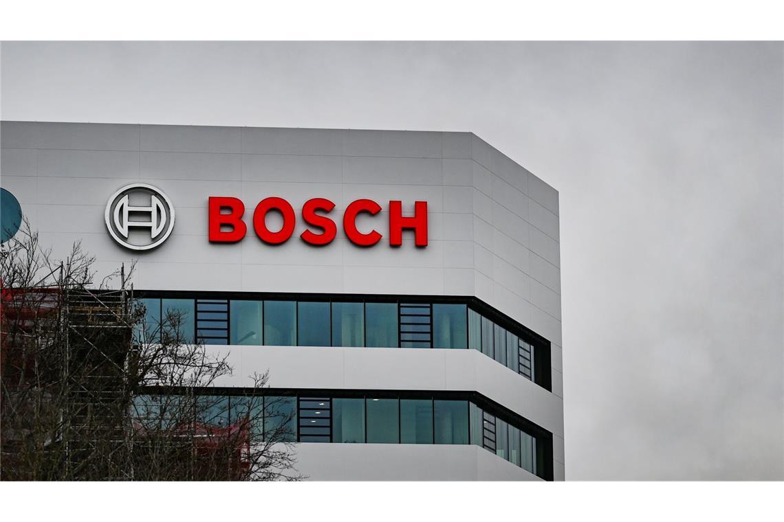 Stellenabbau bei Bosch könnte massiver ausfallen als angenommen Graue Wolken über der Bosch-Firmenzentrale: Der Stellenabbau könnte noch massiver ausfallen als bisher kommuniziert.