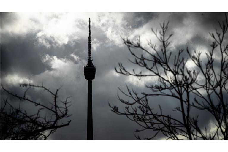 Graue Wolken ziehen am Stuttgarter Fernsehturm vorbei.