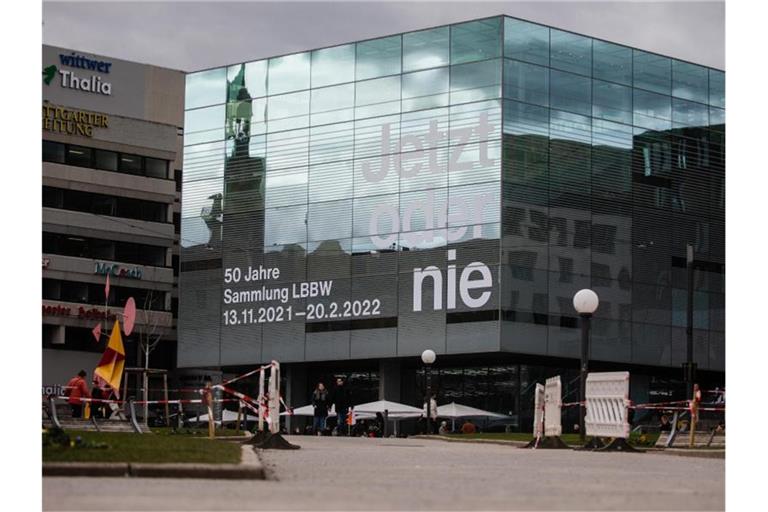Graue Wolken ziehen über das Kunstmuseum in Stuttgart hinweg. Foto: Christoph Schmidt/dpa/Archiv