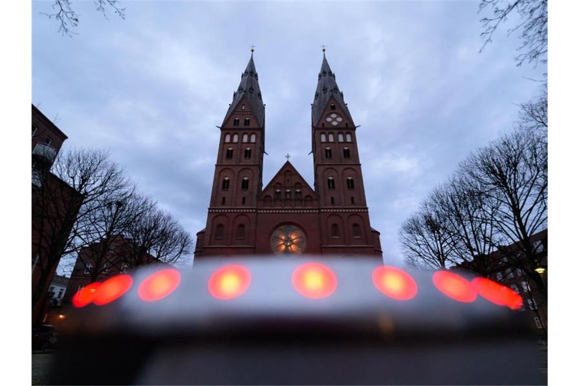 Graue Wolken ziehen über den St.-Marien-Dom auf dem Gelände des römisch-katholischen Erzbistums Hamburg. Erzbischof Heße hat dem Papst wegen Pflichtverletzungen bei der Aufarbeitung von Missbrauchsvorwürfen seinen Amtsverzicht angeboten. Foto: Jonas Walzberg/dpa