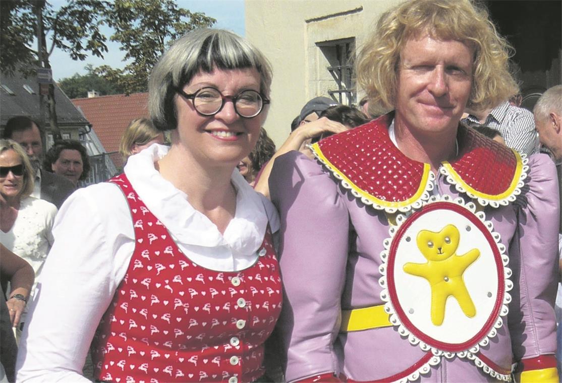 Objekt aus Auenwald in Londoner Schau Grayson Perry mit Ehefrau Philippe beim Abstecher im September 2010 in Backnang. Perry ist Kurator der Royal-Academy-of-Arts-Sommerausstellung 2018. Fotos: privat, T. Roth