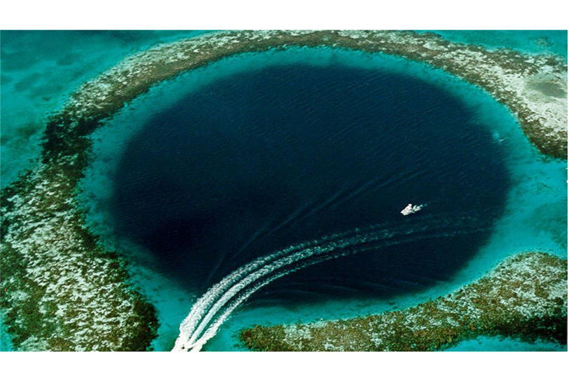 Great Blue Hole: Das berühmte Große Blaue Loch ist eine runde unterseeische Doline vor der Küste des mittelamerikanischen Staates Belize.