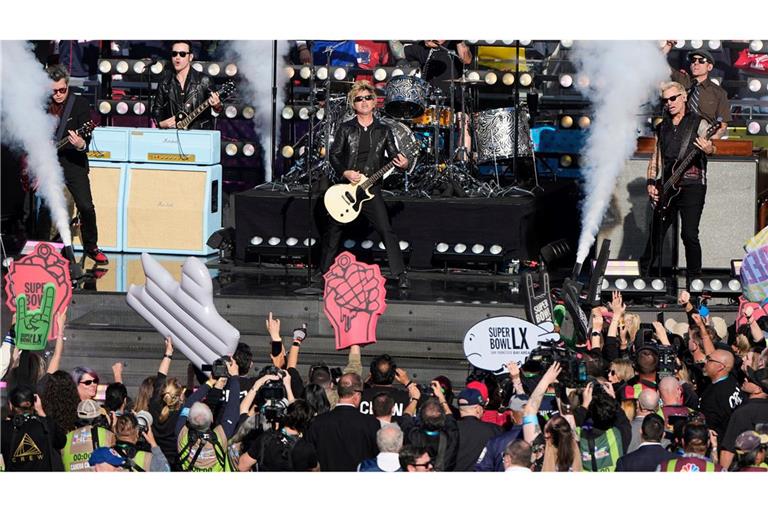 Green Day rockt die Bühne beim größten Sportereignis des Jahres.