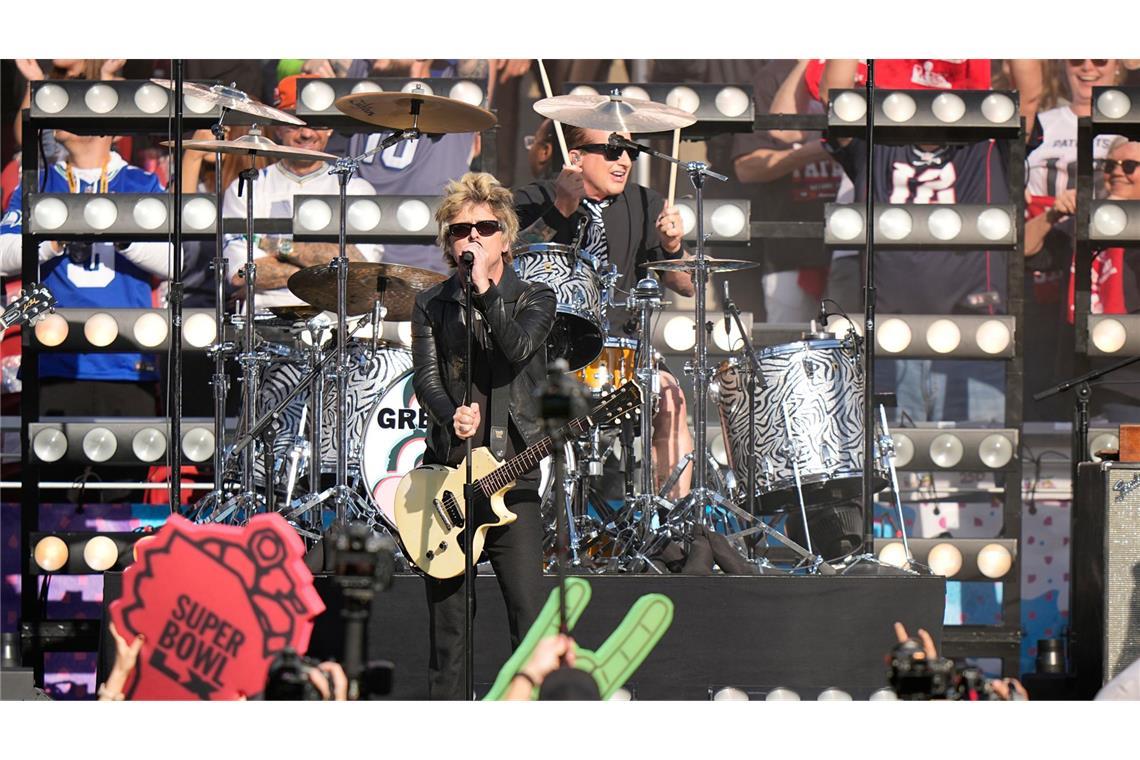 Auf dem Feld, bei der Halbzeitshow, auf der Tribüne:  Promis  beim Super Bowl