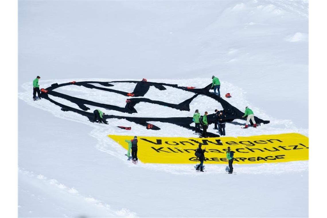 Greenpeace bringt Hunderte VW-Schlüssel auf Zugspitze Greenpeace-Aktivisten haben auf dem Schneeferner-Gletscher an der Zugspitze ein VW-Logo und ein Banner mit der Aufschrift „VonWegen Klimaschutz“ ausgerollt. Foto: Sven Hoppe/dpa
