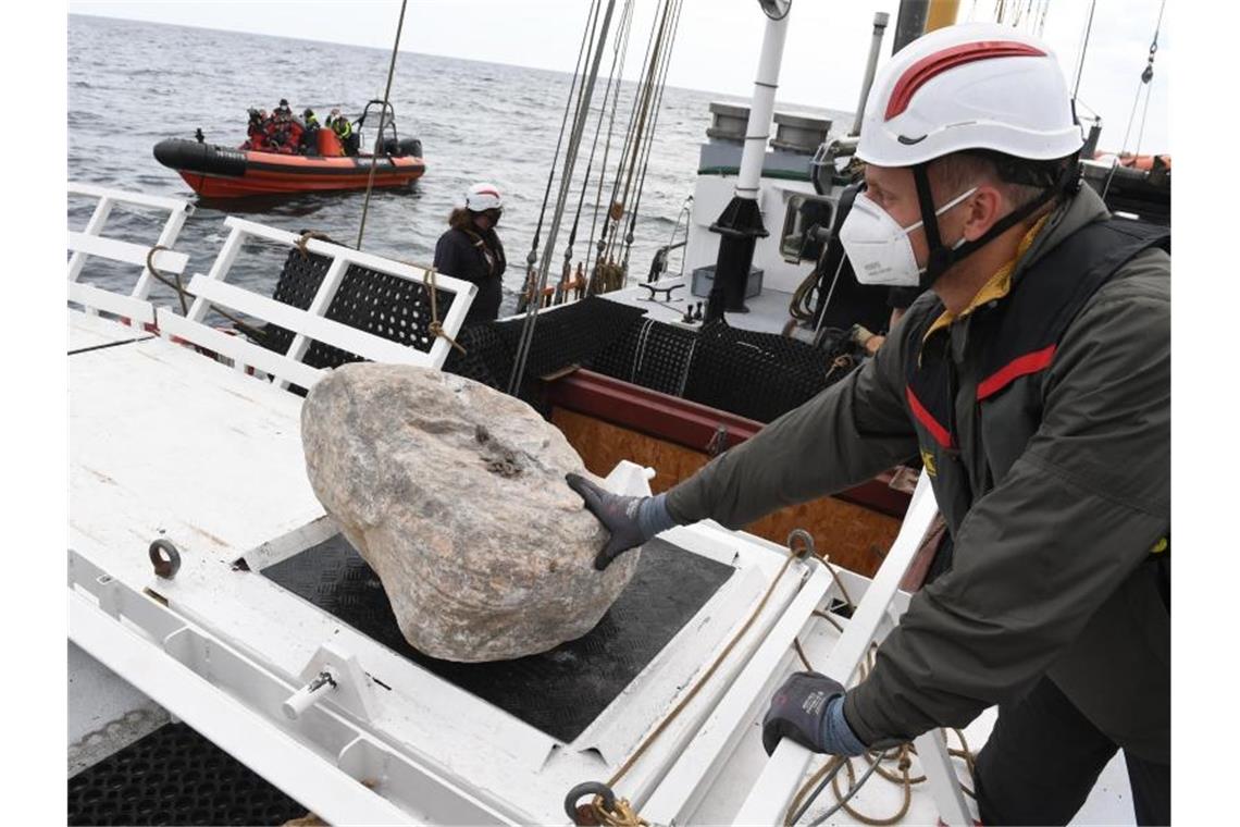 Greenpeace-Aktivisten versenken vom Schiff „Beluga II“ große Granitblöcke in der Ostsee. Foto: Stefan Sauer/dpa