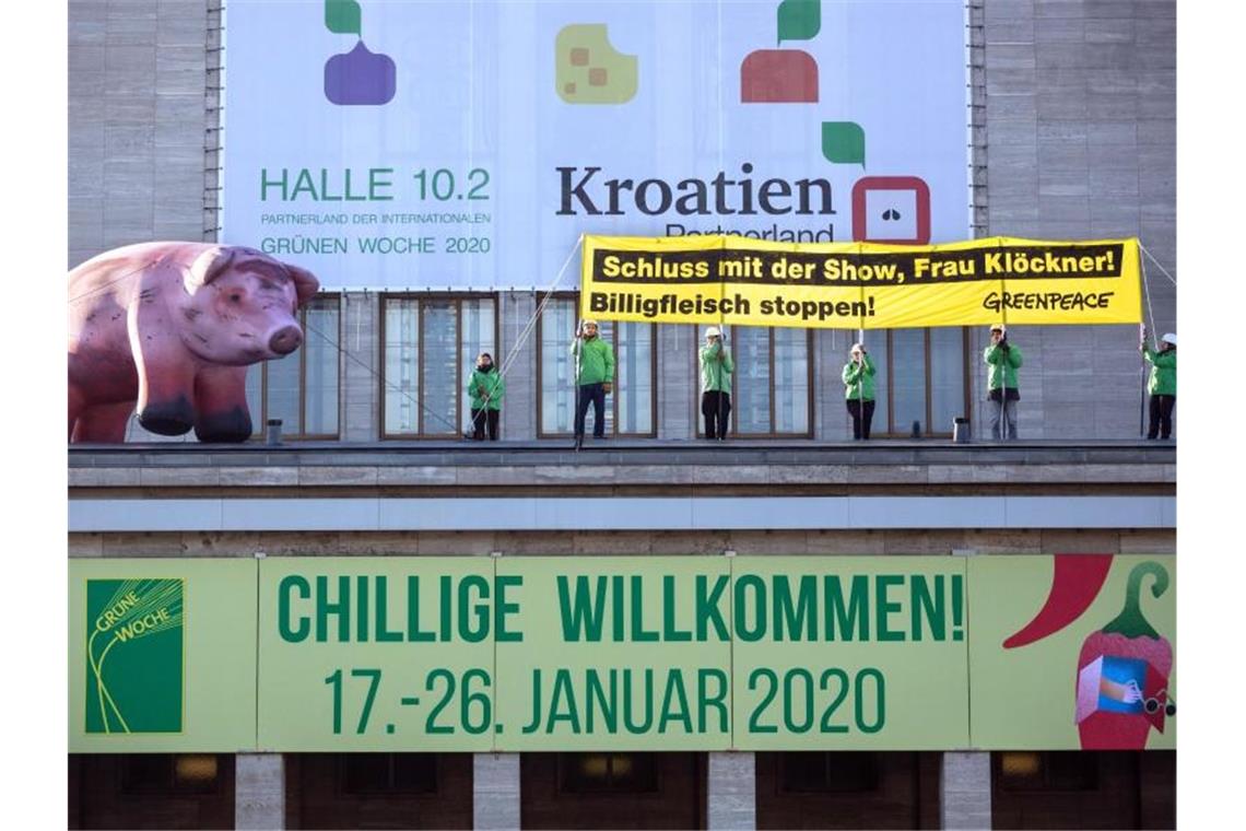 Greenpeace-Protest gegen Billigfleisch auf der Grünen Woche in Berlin. Foto: Christoph Soeder/dpa