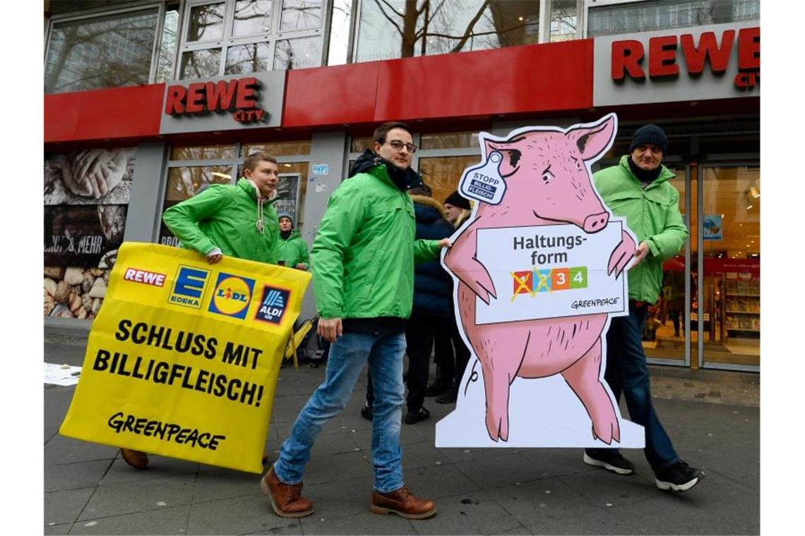 Greenpeace-Protest gegen Billigfleisch in Köln. Foto: Roberto Pfeil/dpa