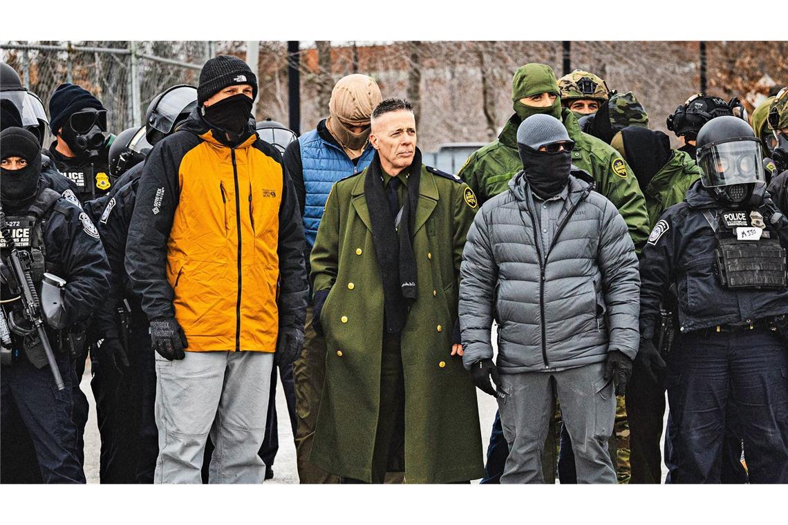 Greg Bovino (Mitte) beobachtet einen Protest in Minnesota. (Archivbild)