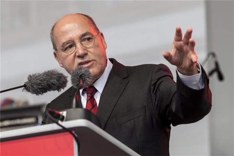 Gregor Gysi eröffnet die Sitzung mit einer Rede.