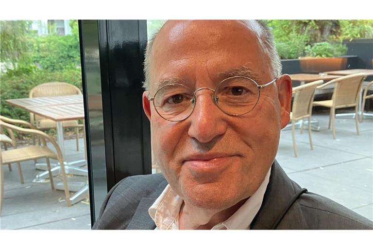 Gregor Gysi in einem Hotel in Tübingen –  im Neuen Kunstmuseum ist er demnächst öfter im Rahmen einer Gesprächsreihe zu sehen.