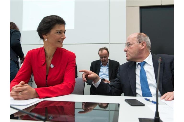 Gregor Gysi und Sahra Wagenknecht unterhalten sich bei einer Fraktionssitzung im Oktober 2015. Foto: picture alliance / dpa