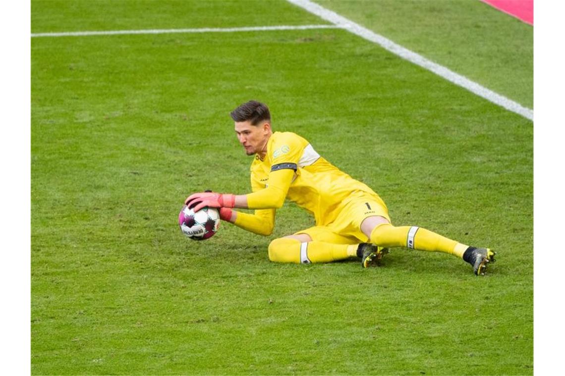 Gregor Kobel, damals Spieler von Stuttgart, hält den Ball. Foto: Matthias Balk/dpa