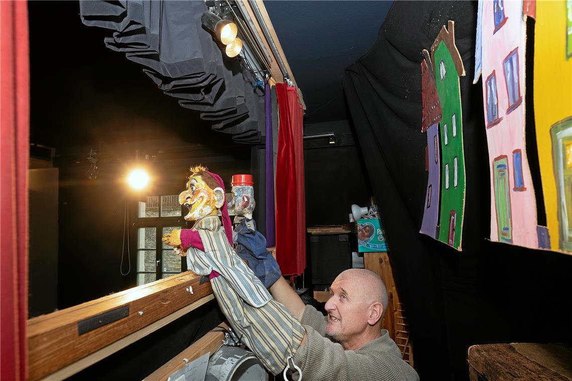Gregor Oehmann lässt im Bandhaus die Puppen tanzen. Archivfoto: Jörg Fiedler