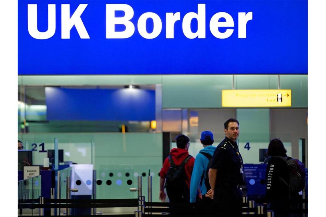 Grenzbeamte am Londoner Flughafen Heathrow. Foto: Andrew Cowie/EPA/dpa