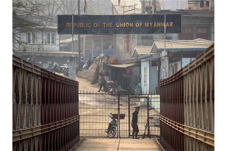 Grenze zwischen Myanmar und Indien. Die EU will Sanktionen gegen elf Personen verhängen, die für den Militärputsch und die Gewalt gegen Demonstranten in Myanmar verantwortlich gemacht werden. Foto: Anupam Nath/AP/dpa