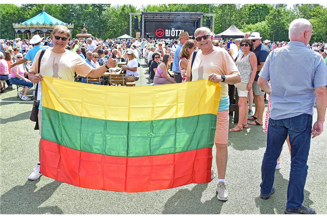 Grenzenlose Fanliebe: Raimondas Alatka  und Riemondas Zajarskas sind extra aus L...