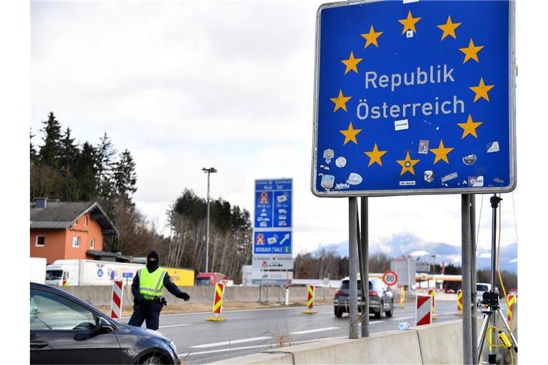 Grenzkontrollen am Grenzübergang Walserberg in Fahrtrichtung Salzburg. Foto: Barbara Gindl/APA/dpa