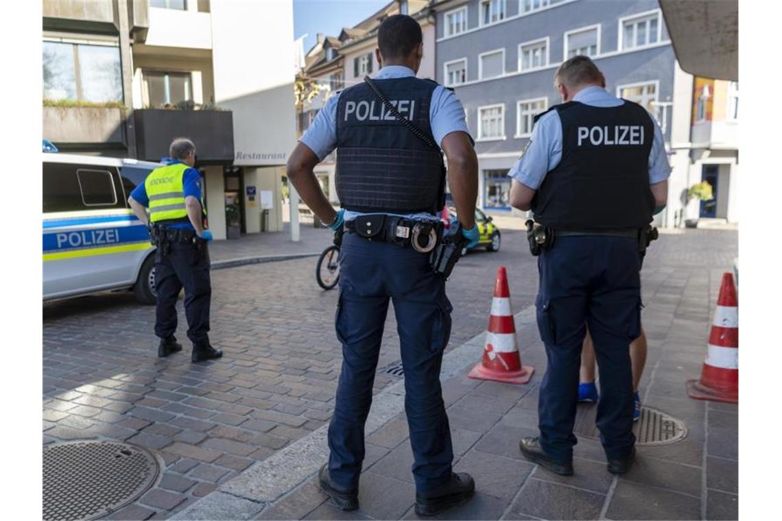 Grenzkontrollen durch deutsche und schweizerischer Beamte am Grenzuebergang in Rheinfelden. Foto: Georgios Kefalas/KEYSTONE/dpa