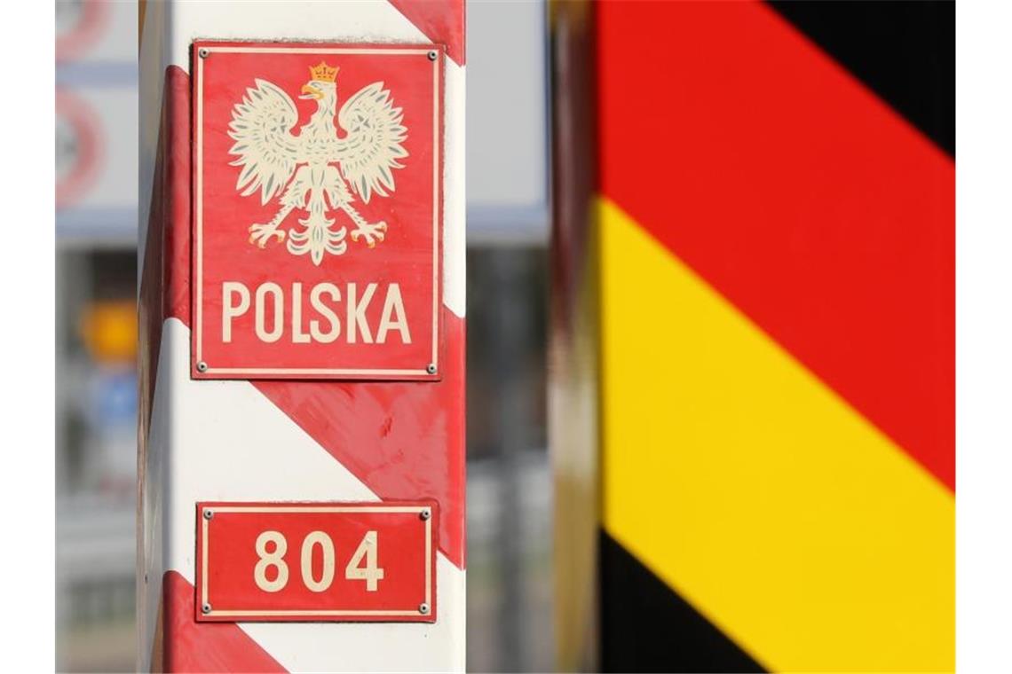 Fast jeder dritte Pole denkt bei Deutschland an „Krieg“ Grenzpfähle an einem ehemaligen Grenzübergang zwischen Deutschland und Polen. Foto: Bernd Wüstneck/dpa-Zentralbild/dpa