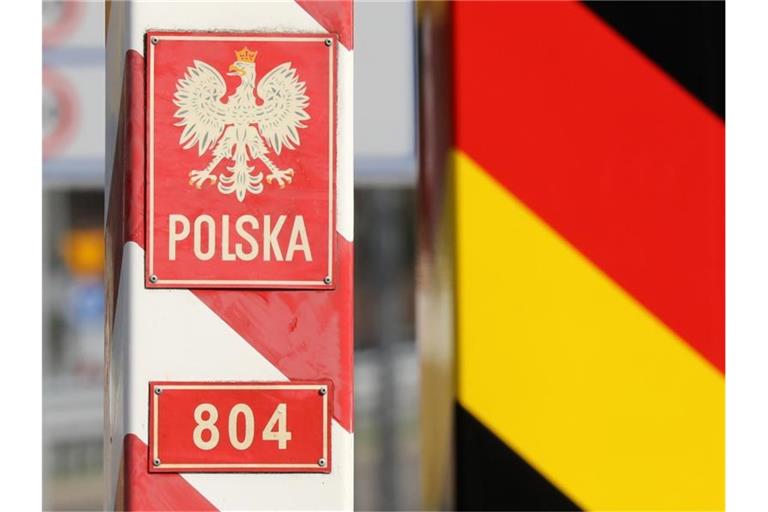 Grenzpfähle an einem ehemaligen Grenzübergang zwischen Deutschland und Polen. Foto: Bernd Wüstneck/dpa-Zentralbild/dpa