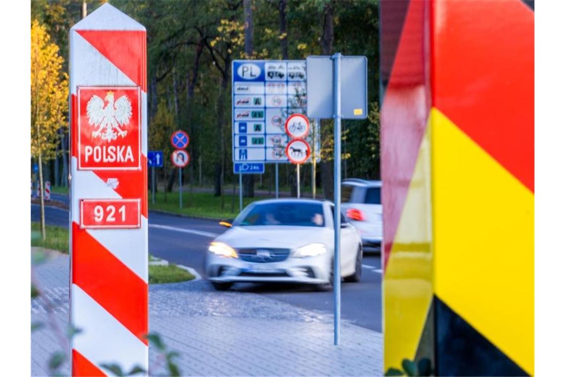 Grenzpfähle von Deutschland und Polen. Die Bundesregierung stuft das Nachbarland als Hochinzidenzgebiet ein. Foto: Jens Büttner/dpa-Zentralbild/ZB