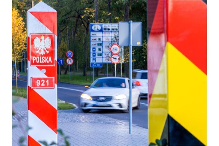 Grenzpfähle von Deutschland und Polen. Die Bundesregierung stuft das Nachbarland als Hochinzidenzgebiet ein. Foto: Jens Büttner/dpa-Zentralbild/ZB