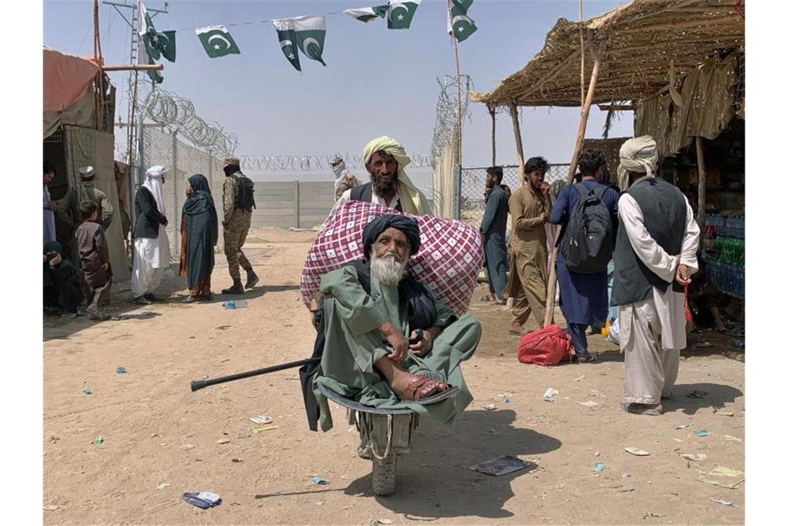 Grenzverkehr zwischen Afghanistan und Pakistan am Übergang in Chaman. Die Bundesregierung will Flüchtlinge innerhalb Afghanistans und in den Nachbarstaaten mit humanitärer Hilfe in Millionenhöhe unterstützen. Foto: Uncredited/AP/dpa