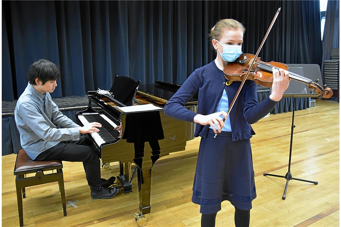 Sehnlich erwartete Auftritte gemeistert Greta Allmendiger wird beim Violinenvortrag von Tatsuya Ohira am Flügel begleitet.