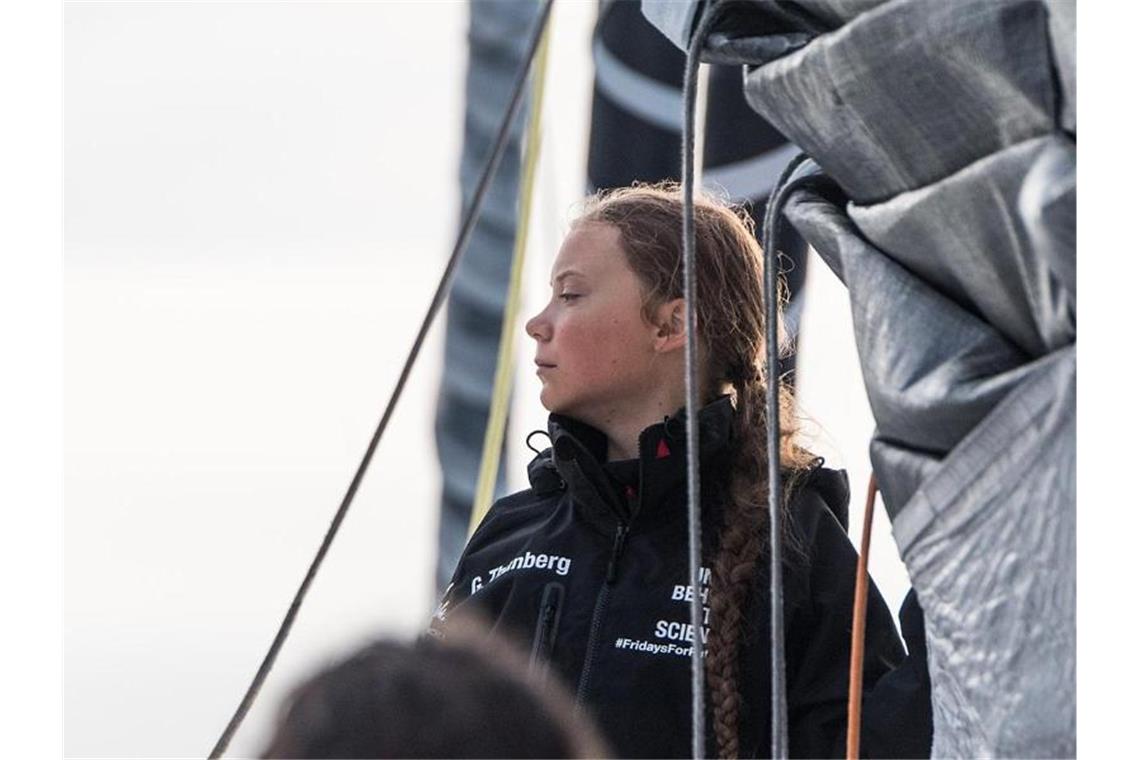 Nach Atlantik-Überquerung: Greta Thunberg erreicht New York Greta Thunberg an Bord der Hochseejacht „Malizia“ bei ihrer Ankunft an der Küste der USA. Foto: Jen Edney/Team Malizia