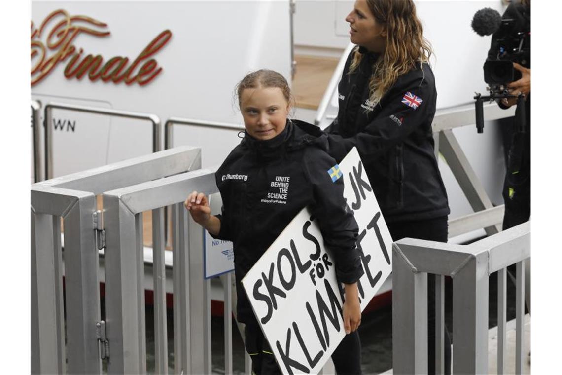 Greta Thunberg geht nach zweiwöchiger Seereise in New York von Bord der Malizia II. Thunberg wird am UN-Klimagipfel teilnehmen. Foto: Mark Lennihan/AP