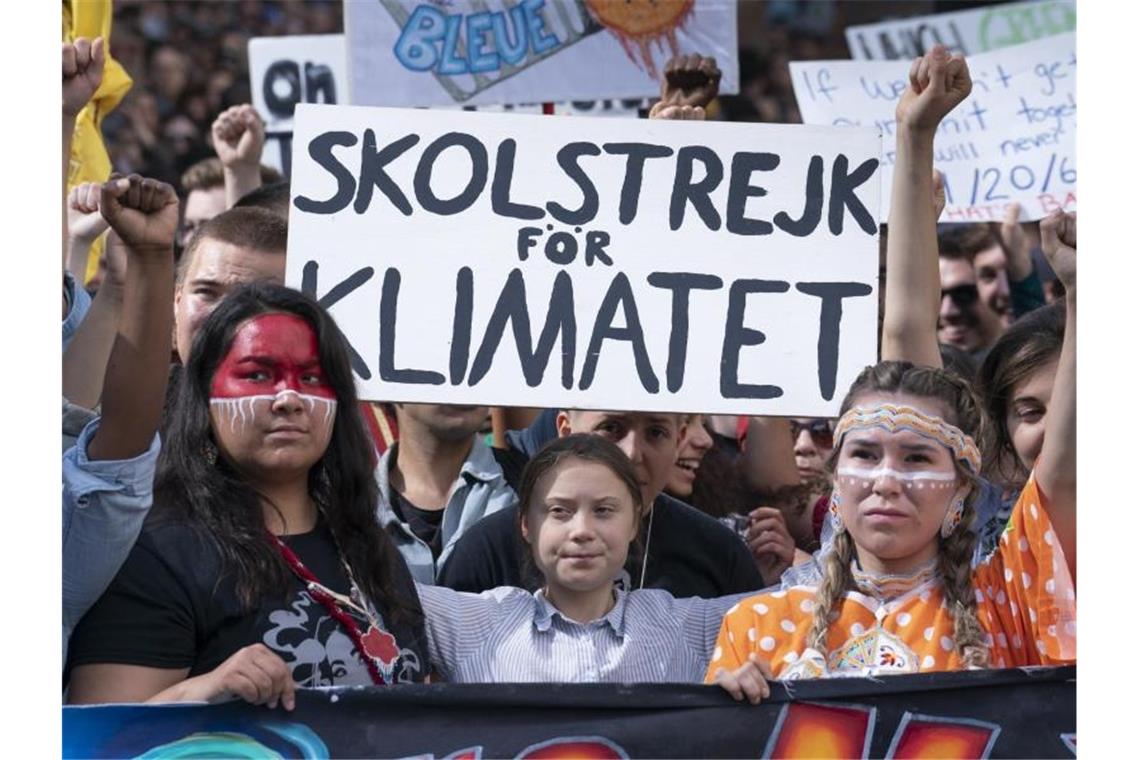 Greta Thunberg (M), schwedische Klimaaktivistin, nimmt an einem Klimamarsch in Montreal, Kanda, teil. Foto: Paul Chiasson/The Canadian Press