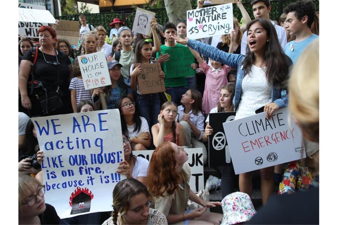 New York: Thunberg demonstriert mit Jugendlichen fürs Klima Greta Thunberg (M unten) nimmt in New York an einer Demonstration teil. Foto: Mary Altaffer/AP