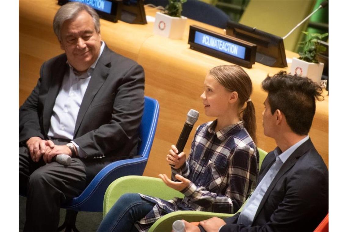 Greta Thunberg spricht beim UN-Jugendklimagipfel in New York. Neben ihr sitzt UN-Generalsekretär António Guterres. Foto: Carina Karlovits/BUNDESHEER